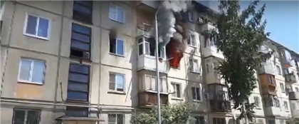 Десять человек спасли при пожаре в многоэтажке в Усть-Каменогорске