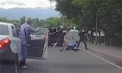 На дороге Алматы участники ДТП устроили драку с битой - видео