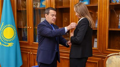 Алихан Смаилов вручил Елене Рыбакиной орден «Достық»