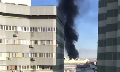 В Алматы загорелся завод - видео