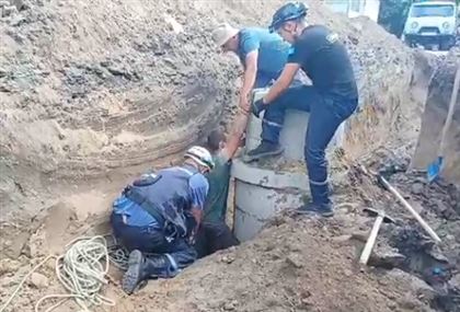 Рабочего засыпало землей в траншее в Павлодаре