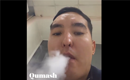 "Движения-головокружение" - казахстанец снял, как курит в отделении полиции