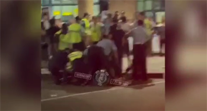 Ночью в аэропорту произошла массовая драка с участием полицейских - видео