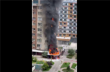 В алматинском ЖК загорелась кухня фастфуда на первом этаже - видео