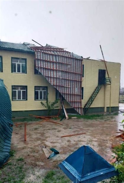 В Атырау сильным ветром снесло крышу школы