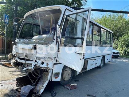 Пассажирам пришлось покидать салон автобуса через лобовое окно – ДТП в Уральске