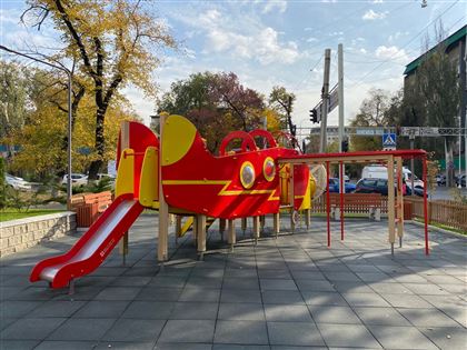 В Уральске ребёнку отрезало фаланги пальцев на детской площадке