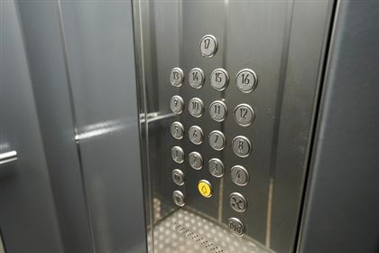 В Нур-Султане в одной из многоэтажек сорвался лифт с людьми