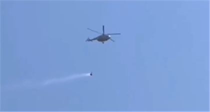 Казахстанцы обсуждают видео с вертолётом, который "что-то распыляет" в небе