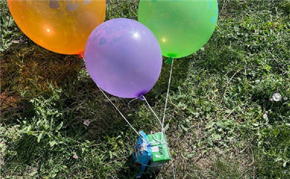Спасатели оставляют на полях воздушные шарики с продуктами, чтобы найти пропавшую в Костанайской области девочку
