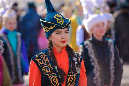 Как выглядела традиционная одежда казахов из разных регионов 