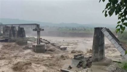 В Индии из-за сильных ливней рухнул железнодорожный мост