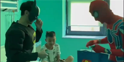 Маленьких пациентов в Нур-Султане навестили необычные гости -  Человек-паук, Супермен, Бэтмен и Росомаха