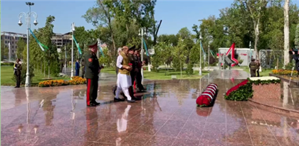 Министры обороны стран ШОС возложили цветы к монументу "Ода стойкости" в Ташкенте