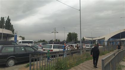 Казахстанский бензин массово вывозят в Кыргызстан: что происходит
