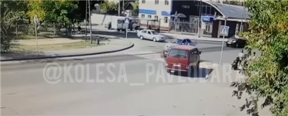 Пешеход, которого сбили на "зебре", оказался на крыше автомобиля