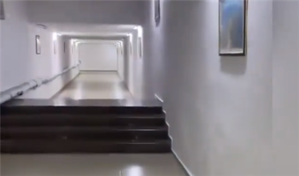 В одном из вузов Караганды "хрустальный" студент-инвалид упал с загадочной лестницы посреди коридора