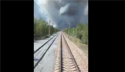 В Казнет попало видео, на котором локомотив спасается от пожара