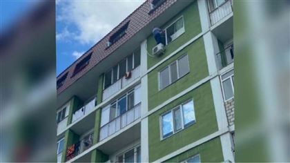 Женщина пыталась спрыгнуть с 5-го этажа в Атырау