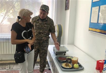 Солдат-срочников в Казахстане стали кормить не баландой, а борщом со сметаной