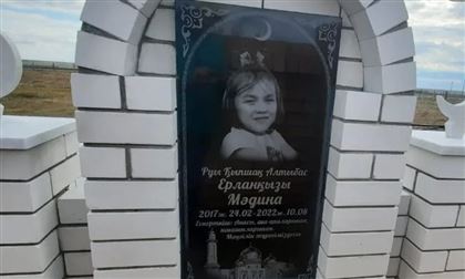 Волонтеры установили надгробие на могиле девочки, за судьбой которой следил весь Казахстан