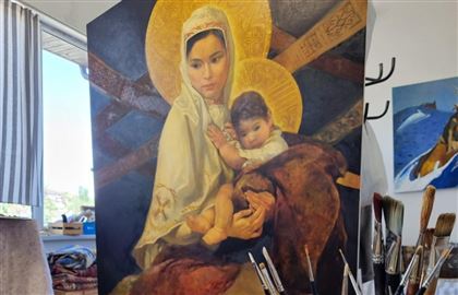 Иконописец изобразил Деву Марию с младенцем Иисусом в казахском образе