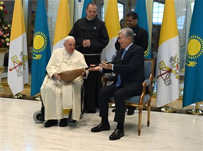 Президент Казахстана сделал подарок Папе Римскому
