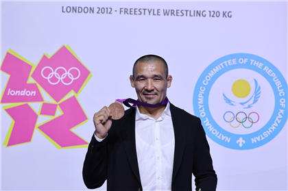 Казахстанскому борцу вручили на чемпионате мира олимпийскую медаль, которую он заслужил десять лет назад