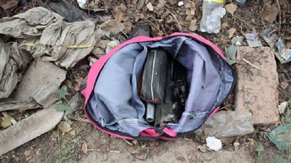 На окраине Жаркента в школьном рюкзаке нашли оружие и боеприпасы