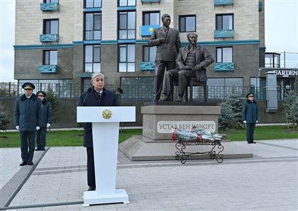 Президент открыл памятник Мухтару Ауэзову и Кайыму Мухамедханову «Ұстаз бен шәкірт» в Семее