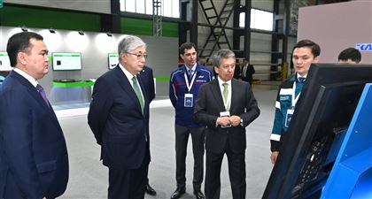 Президент ознакомился с деятельностью заводов KamaTyresKZ и Silk Road Electronics 