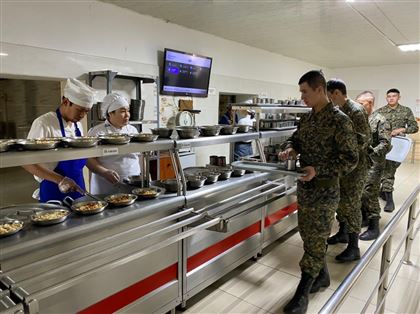 В Казахстане продолжаются рейды по солдатским столовым