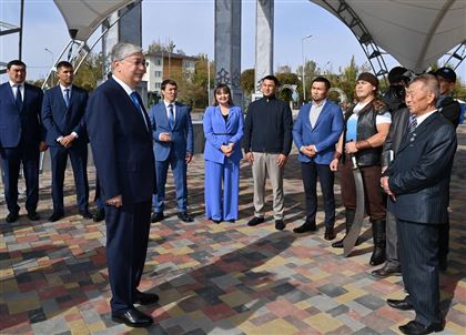 Глава государства на аллее у памятника Динмухамеду Конаеву встретился с ветеранами