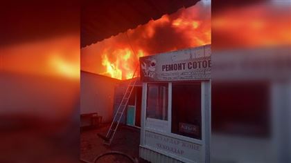 В Атырауской области произошел пожар на рынке