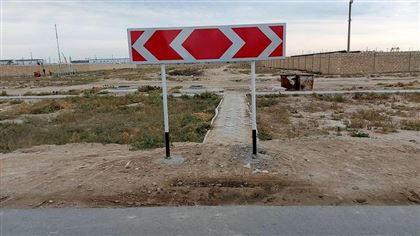 Чиновники объяснили странную установку дорожных знаков в пригороде Актау