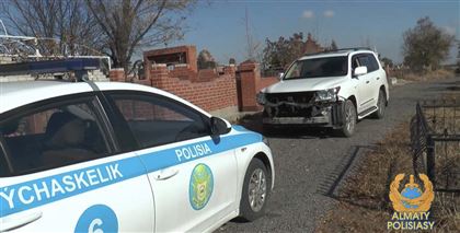 Работник автомойки в Алматы угнал Lexus и разбил на кладбище оградки