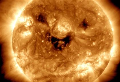 Зловещая улыбка Солнца и страшные пальцы "Столпов Творения" – NASA опубликовало новые фото