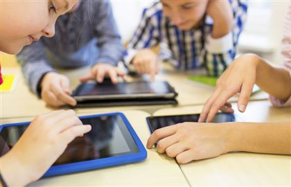 В РК хотят заменить школьные учебники на планшеты