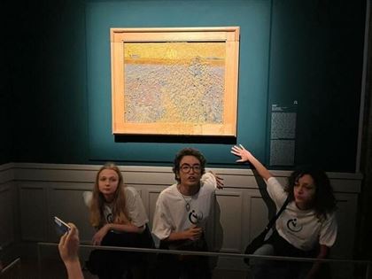 Новой жертвой экоактивистов стала картина "Сеятель" Ван Гога