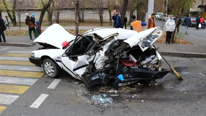 В Алматы во время столкновения автомобилей погиб водитель