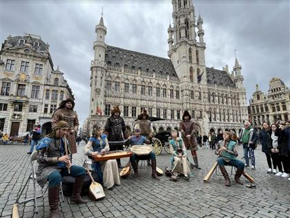 Звуки казахской домбры прозвучали на центральной площади Брюсселя