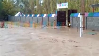 Аул оказался под водой из-за сильных дождей в Туркестанской области