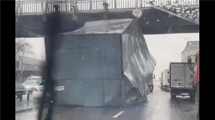 В Алматы грузовик врезался в надземный переход - видео
