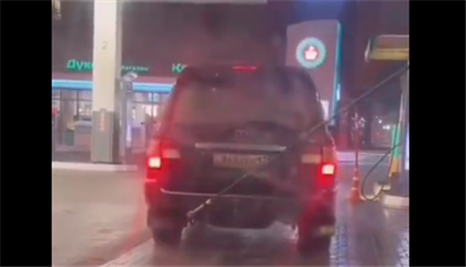 Водитель вырвал шланг с газом на алматинской заправке - видео