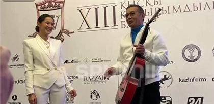 Досым Сулеев передал свою гитару 1974 года на аукцион
