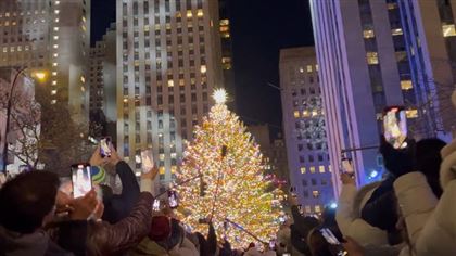 Главную рождественскую елку зажгли в Нью-Йорке