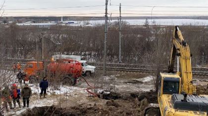 В Петропавловске из-за порыва водопровода затопило железную дорогу, склады и несколько домов