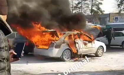 На авторынке в Алматы очевидцы тушили загоревшийся автомобиль - видео