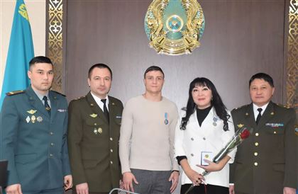 Боксера-профессионала из Петропавловска наградили за спасение человека из горящего дома