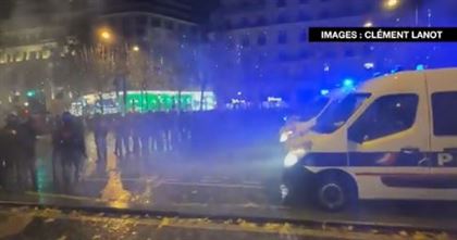В Париже полицейские применили слезоточивый газ для разгона болельщиков